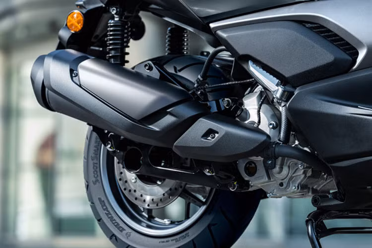 Để dễ hình dung, mức công suất này mạnh hơn khoảng 1,5 lần so với Yamaha Exciter 155 VVA. Tuy nhiên, khác với Exciter 155 sử dụng hộp số tay 6 cấp, XMAX 300 trang bị hộp số vô cấp CVT. 