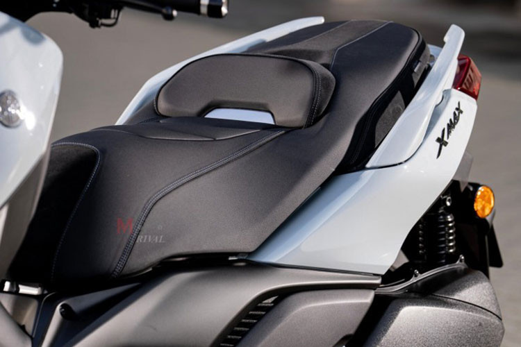 Đáng chú ý, xe còn có khả năng kết nối với điện thoại qua ứng dụng riêng của Yamaha, cho phép hiển thị thông báo tin nhắn, cuộc gọi, trạng thái pin trên màn hình xe. Người dùng cũng có thể theo dõi nhật ký di chuyển, mức tiêu hao nhiên liệu, quãng đường đi, vị trí đỗ xe và thậm chí là độ nghiêng của xe khi vận hành.