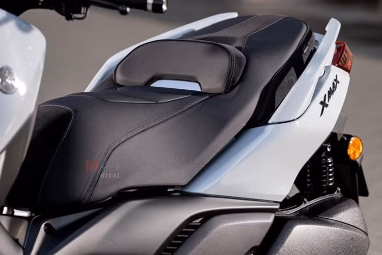 Đáng chú ý, xe còn có khả năng kết nối với điện thoại qua ứng dụng riêng của Yamaha, cho phép hiển thị thông báo tin nhắn, cuộc gọi, trạng thái pin trên màn hình xe. Người dùng cũng có thể theo dõi nhật ký di chuyển, mức tiêu hao nhiên liệu, quãng đường đi, vị trí đỗ xe và thậm chí là độ nghiêng của xe khi vận hành.