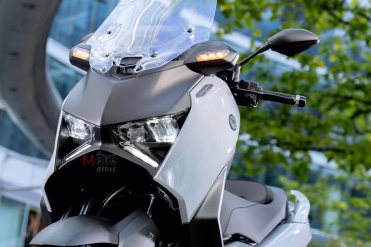 Về kích thước, xe sở hữu chiều dài x rộng x cao lần lượt là 2.185 x 795 x 1.410 mm, trục cơ sở dài 1.540 mm và trọng lượng ướt 181 kg, Yamaha XMAX 300 có ngoại hình khá đồ sộ. Chiều cao yên 795 mm cũng là một điểm cần lưu ý, khi yêu cầu người lái có vóc dáng từ trung bình trở lên để điều khiển xe thoải mái.