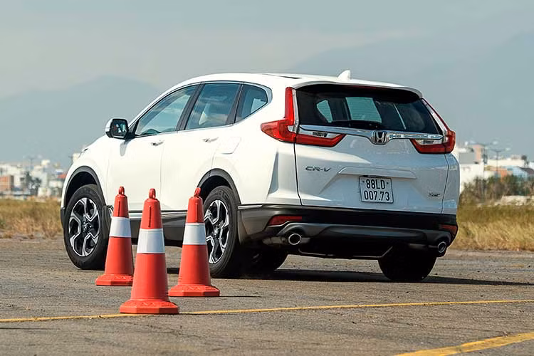 Các trang bị khác gồm; màn hình cảm ứng 7 inch cho hệ thống thông tin giải trí, hỗ trợ ứng dụng Apple CarPlay và Android Auto, dàn âm thanh 8 loa cùng phanh đỗ xe điện tử. Trong khi đó, cần số vẫn đặt lửng như thế trước dù tạo hình cứng cáp hơn, bên cạnh có thể thấy sự bổ sung nút bấm phanh tay điện tử, chống trôi xe và chế độ lái tiết kiệm ECON.