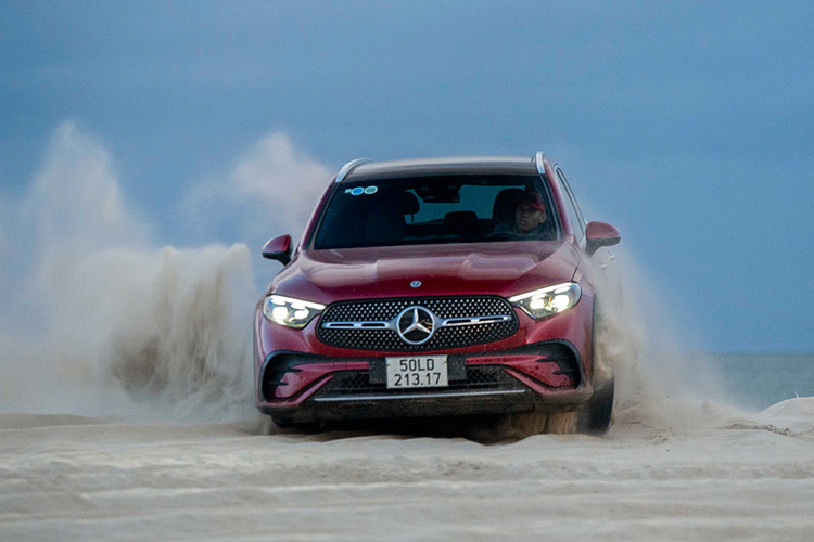 Chiếc xe không quá khó để có thể vượt qua các bài thử đã được ban tổ chức sắp xếp và thậm chí còn chinh phục các bài thử này khá dễ dàng.