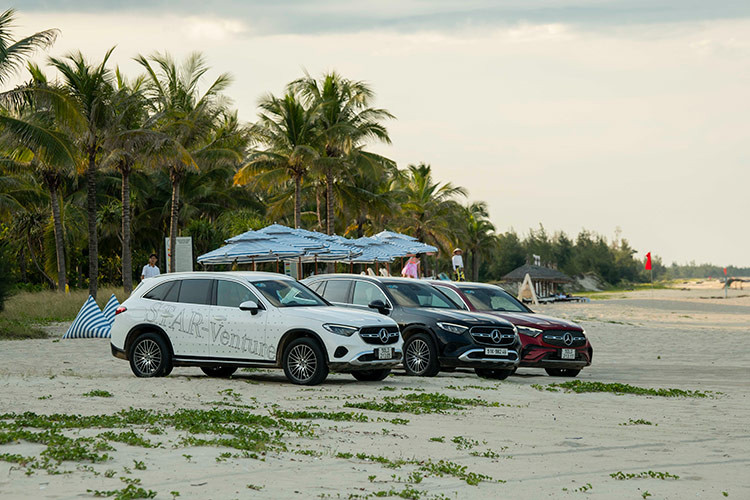 Các thành viên sẽ vượt qua thử thách thú vị: Lái những chiếc GLC trên địa hình cát làm sao để ít đổ nước nhất trong chiếc chai để trong ca-bin.