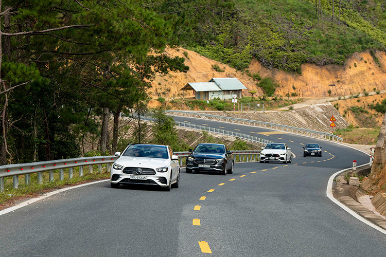 GLC 200 4MATIC, GLC 300 4MATIC, GLA 45 S 4MATIC+, GLB 35 4MATIC, GLB 200 AMG, C200 Avantgarde, C200 Avantgarde Plus, C300 AMG, E 300 AMG và Mercedes-AMG C 43 4Matic đều có mặt trong hành trình.