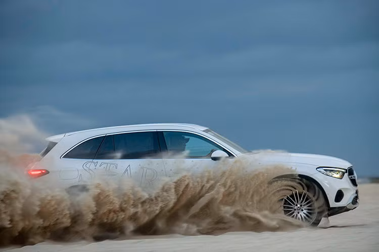 Các thành viên vượt qua bài thi cùng với những chiếc SUV nhà Mẹc.