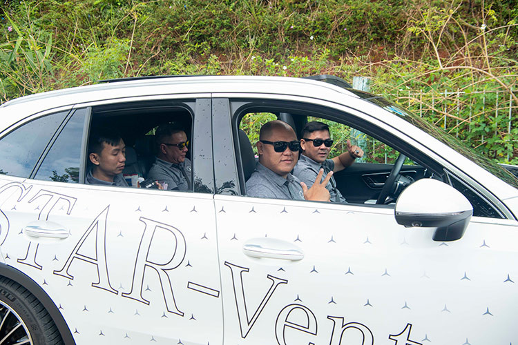 Ban tổ chức đã bố trí cách thức đi hợp lý nhất để các thành viên trong đoàn trải nghiệm đủ dàn sản phẩm của Mercedes-Benz Việt Nam.