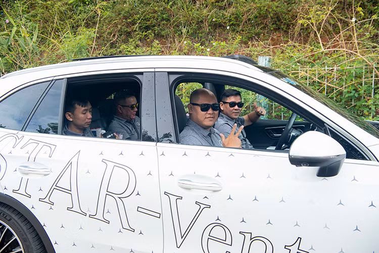 Ban tổ chức đã bố trí cách thức đi hợp lý nhất để các thành viên trong đoàn trải nghiệm đủ dàn sản phẩm của Mercedes-Benz Việt Nam.