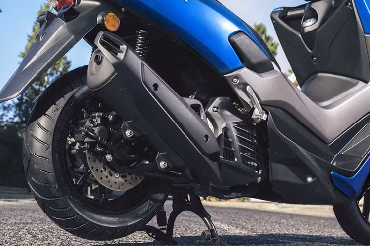 NMAX 2018 cũng êm ái hơn do được trang bị cặp phuộc bình dầu rời mới, tương tự NVX 155. Cung cấp sức mạnh cho NMAX vận hành là khối động cơ Bluecore 155cc 1 xi-lanh SOHC làm mát bằng chất lỏng với các công nghệ hiện đại như phụ nhiên liệu điện tử, hệ thống điều khiển van biến thiên, lòng xi-lanh bằng hợp kim DiASil...