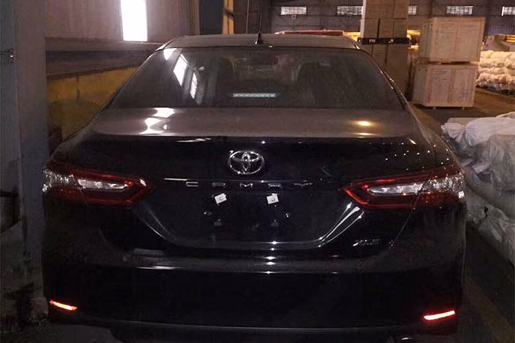 So với phiên bản cũ, Toyota Camry thế hệ mới được trang bị nắp capô nằm thấp hơn 40,6 mm. Đằng sau Toyota Camry thế hệ mới xuất hiện cụm đèn hậu công nghệ LED thanh mảnh, kéo dài xuống cả cản sau. Trên đuôi xe còn có logo mới của hãng Toyota. So với thế hệ hiện nay, Camry 2018 cũng sẽ có trọng lượng nhẹ hơn. 