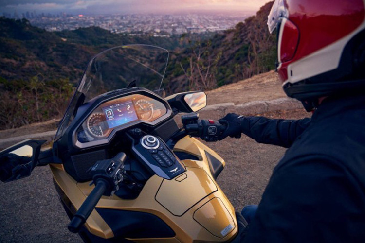 Các tính năng tiêu chuẩn của Honda Gold Wing 50th Anniversary đặc biệt bao gồm kiểm soát hành trình, hỗ trợ khởi hành ngang dốc, màn hình TFT 7 inch, hệ thống giám sát áp suất lốp, tay nắm sưởi và ghế có sưởi trên phiên bản Tour.