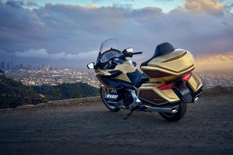 Ngoài những thay đổi về màu sắc và huy hiệu, Honda Gold Wing 2025 bản đặc biệt sẽ loại bỏ hệ thống dẫn đường gốc, chỉ còn Apple CarPlay và Android Auto. Động cơ 1.833cc được cập nhật để tuân thủ tiêu chuẩn khí thải Euro 5+. Các phiên bản sẽ có tùy chọn hộp số sàn hoặc DCT, và phiên bản du lịch sẽ có ba lựa chọn: hộp số sàn, DCT và Airbag DCT.