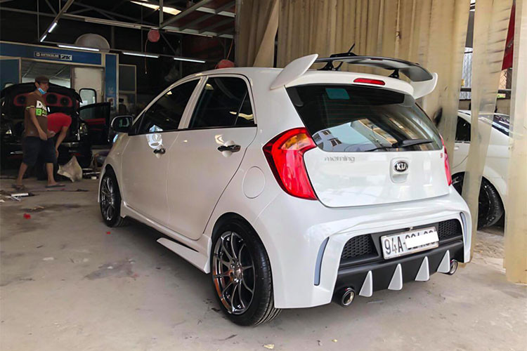 Bộ đèn LED ban ngày cũng được bổ sung ở vị trí dưới gầm xe, phía sau xuất hiện bộ đuôi cá đậm chất thể thao. Tất nhiên cả 4 bánh xe cũng được thay thế tương ứng với bộ mâm đúc mạ bóng có kích thước 16 inch.