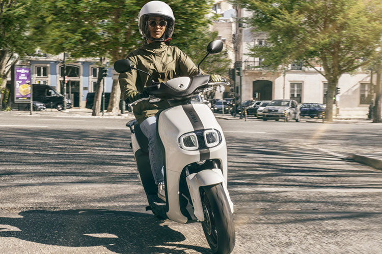 Yamaha NEO’S có thể vận hành quãng đường 72km và có thể nâng tầm hoạt động lên mức 144km, khi sử dụng thêm viên pin dự trữ.