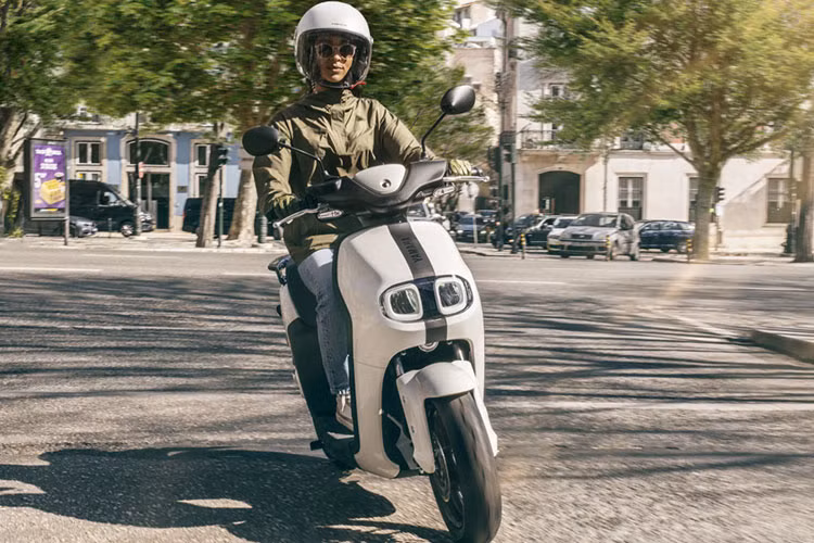 Yamaha NEO’S có thể vận hành quãng đường 72km và có thể nâng tầm hoạt động lên mức 144km, khi sử dụng thêm viên pin dự trữ.