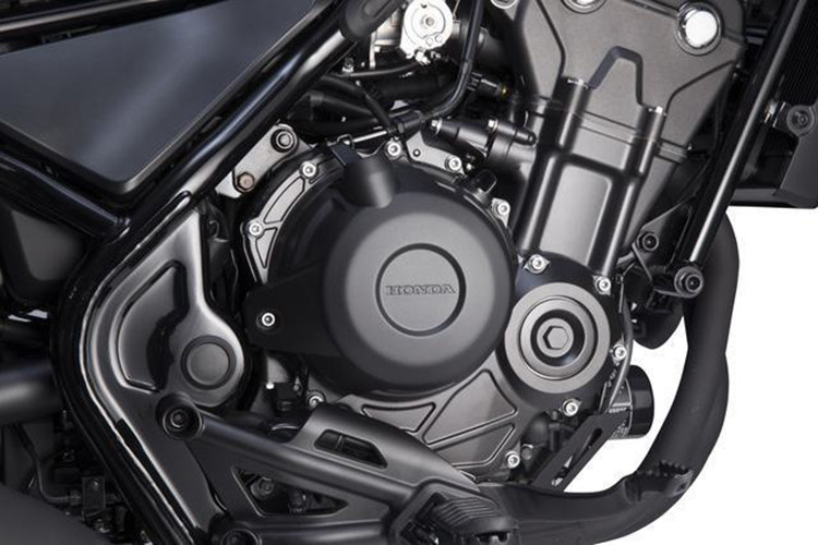 Khung sườn dạng ống, trọng tâm thấp và dáng xe thoải dần về phía sau giúp người điều khiển giữ được lưng thẳng, chân duỗi thoải mái trên những chặng đường dài nhưng cũng cực kỳ linh hoạt cho các anh em thường xuyên di chuyển trên các tuyến đường đông đúc trong thành phố.