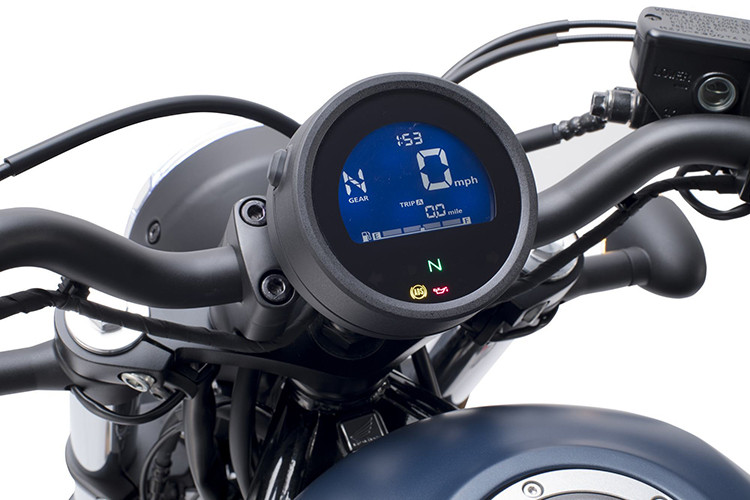 Dung tích bình xăng đạt 11,2 lít và khối lượng ở mức 190 kg. Rebel 500 2024 có hệ thống đèn chiếu sáng Full LED tròn, đường kính 175 mm cùng vỏ đèn bằng nhôm đúc.