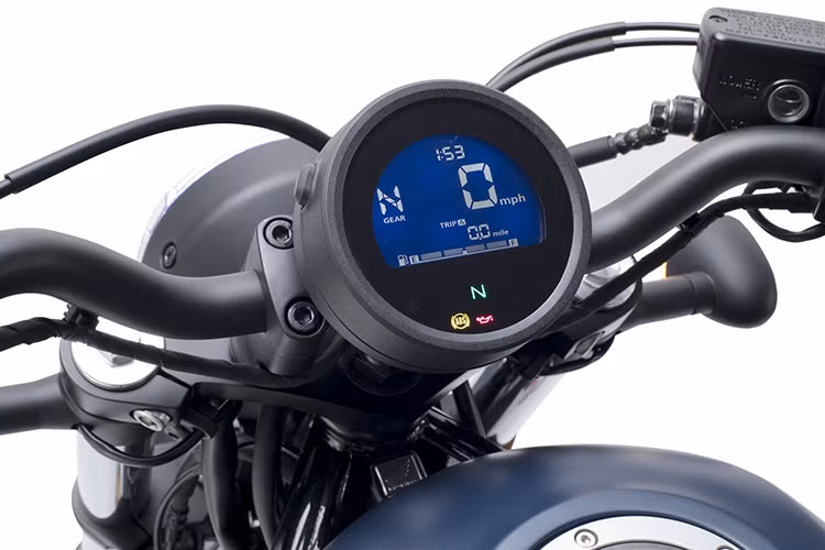 Dung tích bình xăng đạt 11,2 lít và khối lượng ở mức 190 kg. Rebel 500 2024 có hệ thống đèn chiếu sáng Full LED tròn, đường kính 175 mm cùng vỏ đèn bằng nhôm đúc.