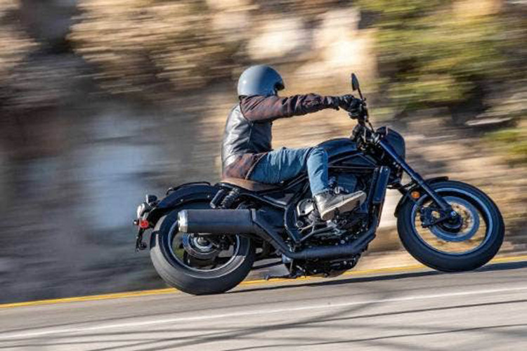 Ngoài hệ thống phanh đĩa đơn có trên cả bánh trước và bánh sau, phanh ABS được trang bị giúp tránh hiện tượng khóa bánh khi người lái phanh gấp trên mặt đường trơn trượt. Giảm xóc trước dạng ống lồng đường kính 41mm, giảm xóc sau dạng lò xo trụ đôi sử dụng bộ khí nén, càng thép dạng ống 45mm…