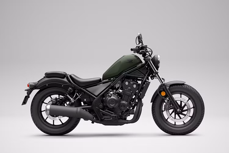 Honda Rebel 500 2024 mới được làm mới với ba sắc màu chủ đạo: Xanh đen mới, Bạc đen mới và Đen nhám được duy trì từ phiên bản 2023. Phiên bản Xanh đen mới sử dụng sắc xanh thay thế cho sắc đỏ ở đời xe 2023. Với phiên bản Bạc đen, màu bạc thay thế cho màu xám ở phiên bản trước. 