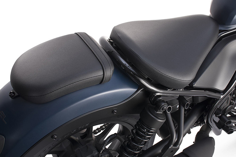 Mặt đồng hồ tròn tối giản, đường kính 100 mm với màn hình LCD âm bản, hiển thị cấp số khi vận hành. Hệ giảm xóc sau dạng đôi, kết hợp thiết kế ống xả lớn mang lại vẻ phong trần, cá tính.