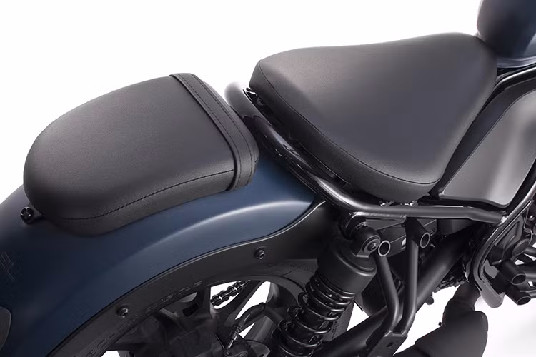 Mặt đồng hồ tròn tối giản, đường kính 100 mm với màn hình LCD âm bản, hiển thị cấp số khi vận hành. Hệ giảm xóc sau dạng đôi, kết hợp thiết kế ống xả lớn mang lại vẻ phong trần, cá tính.