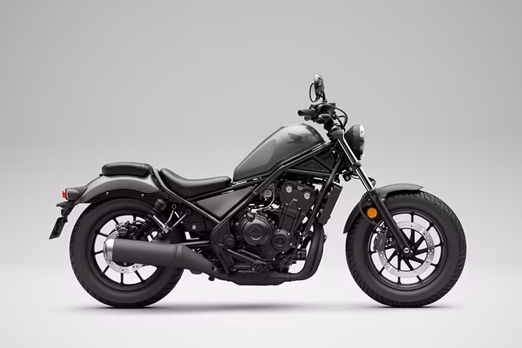 Xe được trang bị động cơ 2 xy-lanh, DOHC 8 van, làm mát bằng chất lỏng cùng hệ thống phun xăng điện tử PGM-FI. Động cơ 471cc sản sinh công suất tối đa 33,5 kW tại vòng tua 8.500 vòng/phút và đạt mô men xoắn cực đại 43,3 Nm tại vòng tua 6.000 vòng/phút.