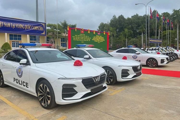 Bo Cong an Viet Nam tang VinFast Lux A2.0 cho Bo Noi vu Campuchia-Hinh-3