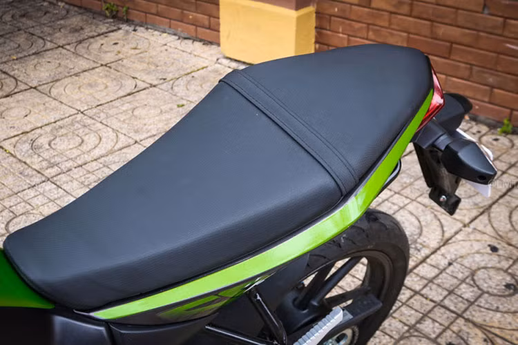 Phần yên xe được thiết kế dạng hai tầng cao dàn về phía sau theo đuôi xe, đủ dùng thoải mái cho hai người. Mẫu xe máy Kymco K-Pipe 50 phiên bản mới có kích thước dài, rộng, cao tương ứng (1.950 x 750 x 1.060)mm, khoảng cách giữa hai trục bánh xe ở mức 1.300 mm.