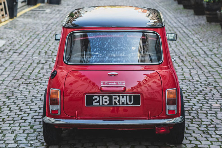 Nhà sản xuất Swind khẳng định rằng E Classic Mini có thể chạy được 200 km khi sạc đầy, điều cần 4 giờ sử dụng một bộ kết nối Type 2. Thế nhưng, bạn đừng mong đợi quá nhiều vào hiệu suất, bởi nó cần đến 9,2 giây để gia tốc từ 0-100 km/h trước đi đạt tốc độ tối đa 128 km/h.