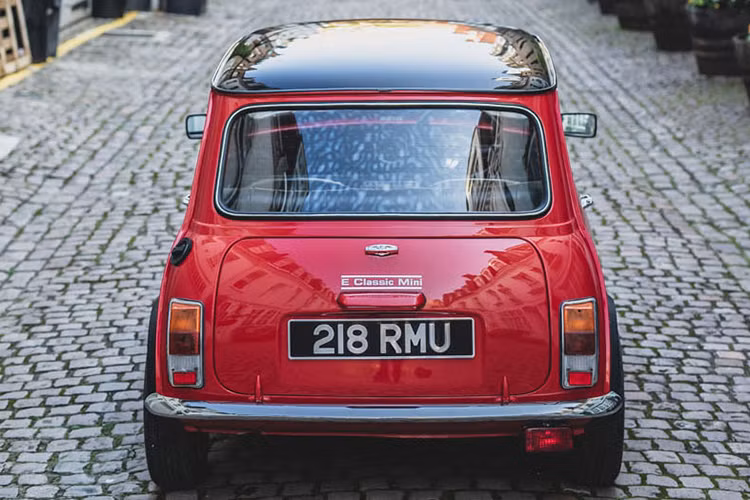 Nhà sản xuất Swind khẳng định rằng E Classic Mini có thể chạy được 200 km khi sạc đầy, điều cần 4 giờ sử dụng một bộ kết nối Type 2. Thế nhưng, bạn đừng mong đợi quá nhiều vào hiệu suất, bởi nó cần đến 9,2 giây để gia tốc từ 0-100 km/h trước đi đạt tốc độ tối đa 128 km/h.