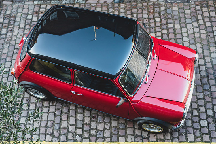 Tuy nhiên, nếu bạn thích phong cách của mẫu Mini cổ điển nguyên bản, bây giờ bạn có thể có được điều tốt nhất của cả hai thế giới nhờ có công ty Swindon Powertrain ở Anh Quốc đó chính là một chiếc xe Swind E Classic Mini chạy điện mang phong cách "cực chất".