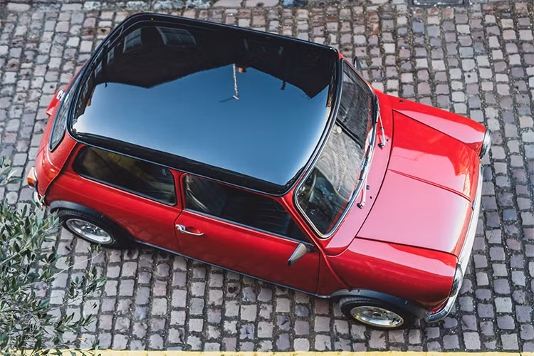 Tuy nhiên, nếu bạn thích phong cách của mẫu Mini cổ điển nguyên bản, bây giờ bạn có thể có được điều tốt nhất của cả hai thế giới nhờ có công ty Swindon Powertrain ở Anh Quốc đó chính là một chiếc xe Swind E Classic Mini chạy điện mang phong cách "cực chất".