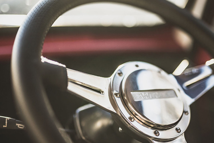 Mặt khác, chiếc xe Mini điện này cũng có một vài lợi thế so với nguyên bản. Phân phối trọng lượng đã được cải thiện từ 68/32% thành 57/43% trước/sau, và loại bỏ bình nhiêu liệu đã tăng sức chứa cốp lên 198 lít.