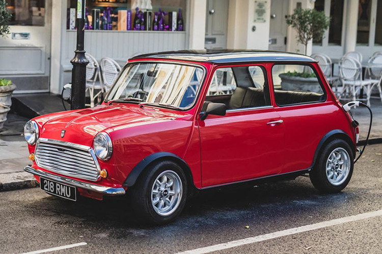 Đồng thời, bạn cũng sẽ có ít trang bị hơn hẳn so với các mẫu xe điện khác trên thị trường. Với cấu hình tiêu chuẩn, E Classic Mini có các cổng USB, máy sưởi dưới sàn, ghế da sưởi ấm, và cửa kính phía trước và sau sưởi ấm, nhưng bạn sẽ phải chi thêm tiền nếu bạn muốn có một hệ thống thông tin giải trí, định vị vệ tinh, điều hòa, và vô lăng trợ lực. Mái xe bằng vải, sơn thuở riêng, và bộ sạc điện nhanh cũng là tùy chọn bên ngoài.