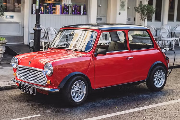 Đồng thời, bạn cũng sẽ có ít trang bị hơn hẳn so với các mẫu xe điện khác trên thị trường. Với cấu hình tiêu chuẩn, E Classic Mini có các cổng USB, máy sưởi dưới sàn, ghế da sưởi ấm, và cửa kính phía trước và sau sưởi ấm, nhưng bạn sẽ phải chi thêm tiền nếu bạn muốn có một hệ thống thông tin giải trí, định vị vệ tinh, điều hòa, và vô lăng trợ lực. Mái xe bằng vải, sơn thuở riêng, và bộ sạc điện nhanh cũng là tùy chọn bên ngoài.