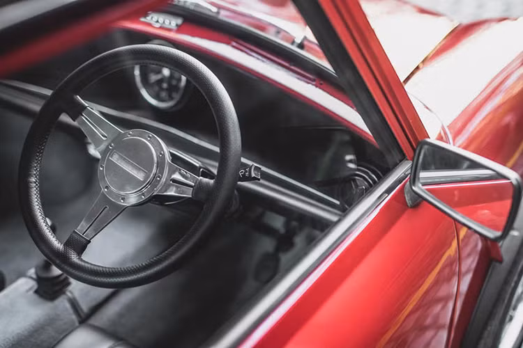 Đương nhiên, bổ sung một mô-tơ điện và cụm pin đã khiến chiếc xe trở nên nặng hơn, một điều có thể khiến nhiều fan hâm mộ tức giận bởi Mini vốn nổi tiếng nhờ trọng lượng xe và lái hay. Tổng trọng lượng đã tăng thêm 80 kg khiến chiếc xe giờ đây nặng 720 kg, vẫn được coi là nhẹ theo tiêu chuẩn hiện đại.