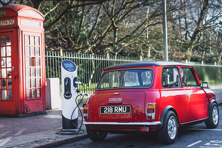 Được hé lộ ở Triển lãm Xe cổ London, mẫu xe Swind E Classic Mini được chế tạo trên thân vỏ phục chế của một chiếc Mini nguyên bản nhưng động cơ đốt trong đã được thay thế bởi một cụm pin 24 kWh và một mô-tơ điện sản xuất 108 mã lực. 