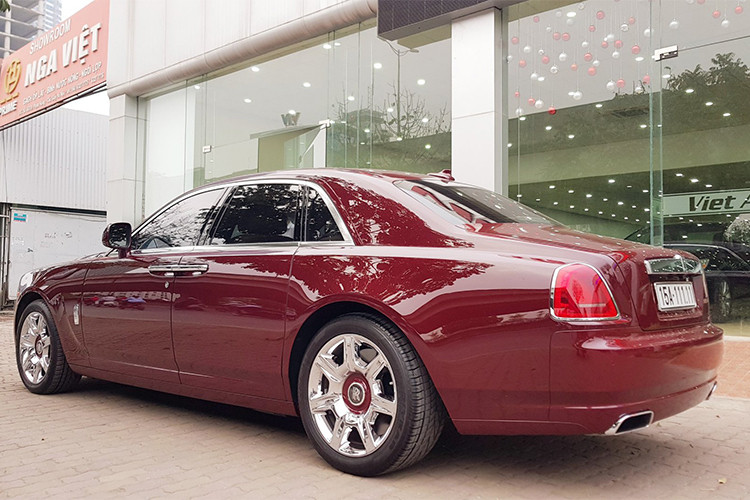 Kể từ đây, mẫu xe mang danh đẳng cấp nhà Rolls-Royce, Anh quốc đã bắt đầu các chuyến hành trình ra khắp thế giới để chinh phục giới nhà giàu trẻ tuổi, muốn khẳng định mình. Không hề thua kém thế giới, Việt Nam cũng đã đón nhận sớm những chiếc Ghost nhập theo đường cá nhân, ngay trong các năm 2010, 2011.