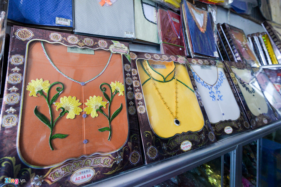 Áo bà ba được làm bằng vải thật và thêu khá đẹp mắt. Sản phẩm này có giá 45.000 đồng/chiếc.