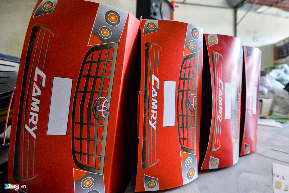 Các mặt hàng ôtô Lexus và Camry... được bán với giá từ 20.000 - 50.000 đồng/chiếc, tùy kích cỡ. Chị Nguyễn Thị Lan (chủ một cửa hàng gia công đồ mã) cho biết có nhiều loại xe dài đến 2-3 m, chủ yếu là khách đặt riêng, còn sản xuất đại trà xe dài từ 80 cm đến 1 m.