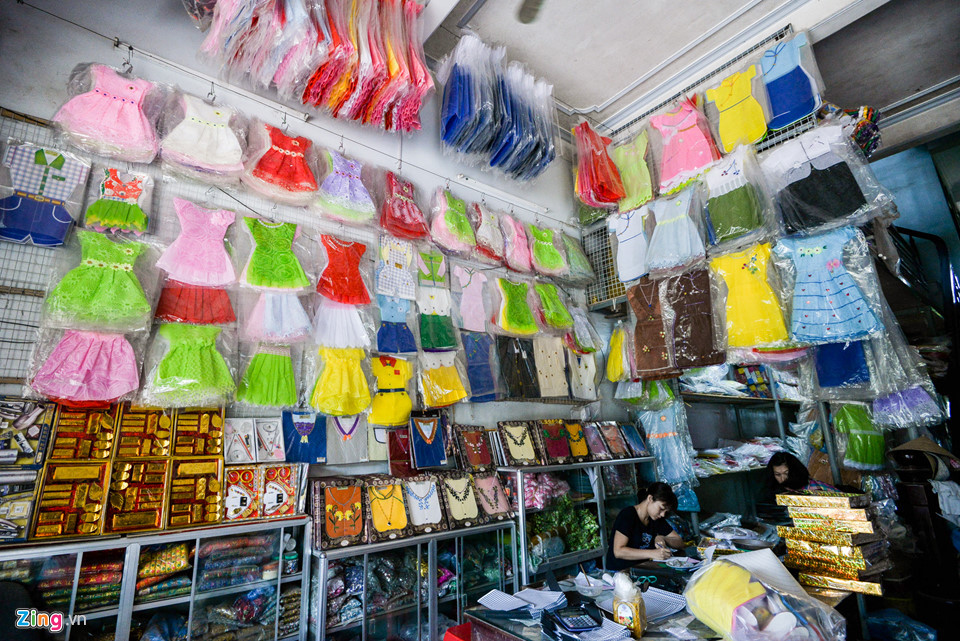 Mặt hàng quần áo được cải tiến mẫu mã, có chất liệu và kích thước khá giống đồ thật, có giá từ 10.000 - 15.000 đồng.