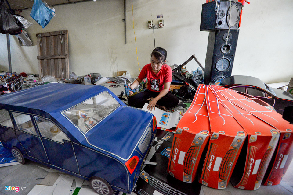 Phố Hồ (xã Song Hồ, huyện Thuận Thành, tỉnh Bắc Ninh) là một trong những nơi sản xuất đồ mã lớn của cả nước với nhiều hàng hóa mẫu mã đa dạng. Dịp rằm tháng 7, các loại sản phẩm bằng giấy ở đây bán đắt hàng gồm ôtô và xe máy, tivi, máy giặt, tủ lạnh…