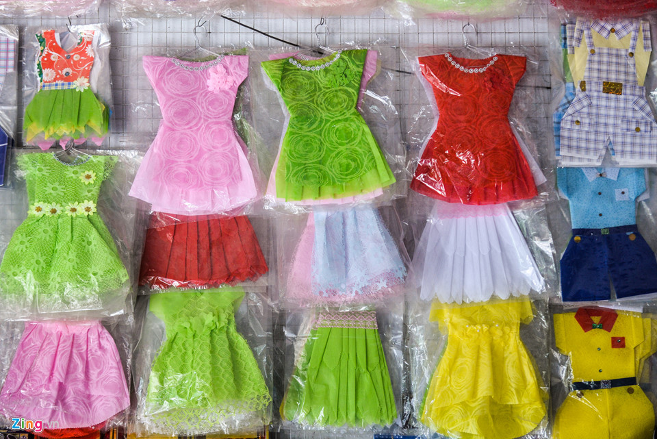 Ông Đoài chủ cửa hàng buôn bán đồ mã trên phố Hồ cho biết càng ngày người dân càng thích mua các sản phẩm có chất lượng cao. Thay vì dùng giấy mỏng, dễ rách, hiện tại nhà sản xuất đã sử dụng giấy mex thay thế.