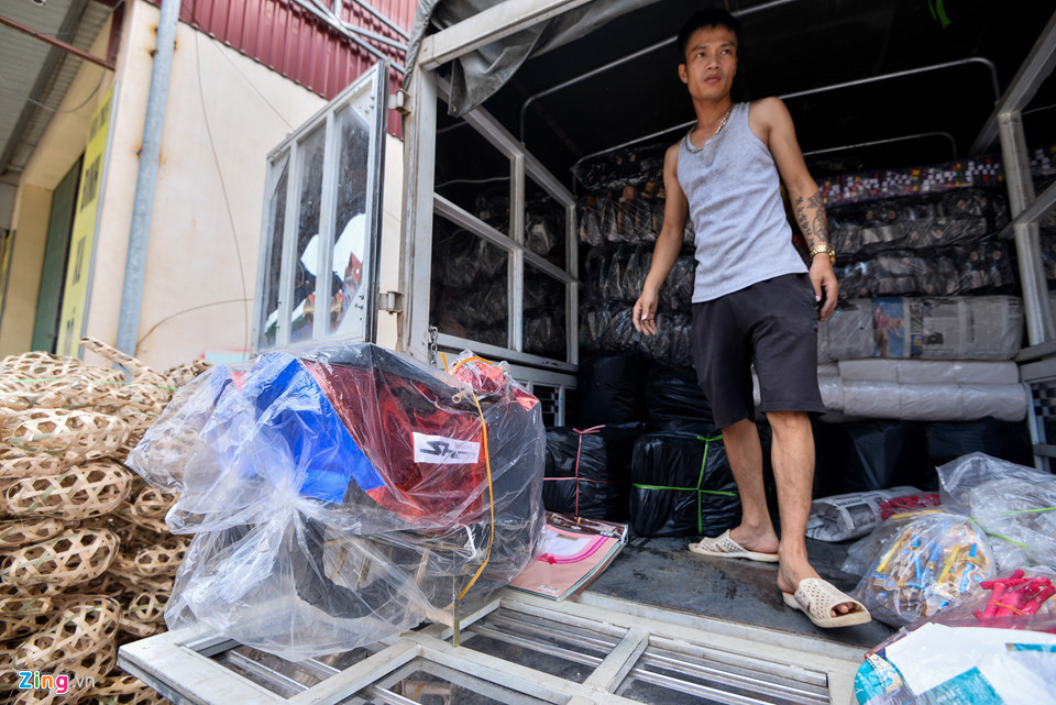 "Tôi đánh nốt chuyến hàng này vào Nam cho kịp ngày rằm, cả năm cao điểm nhất là ngày này với Tết âm lịch", anh Đoàn cho hay.
