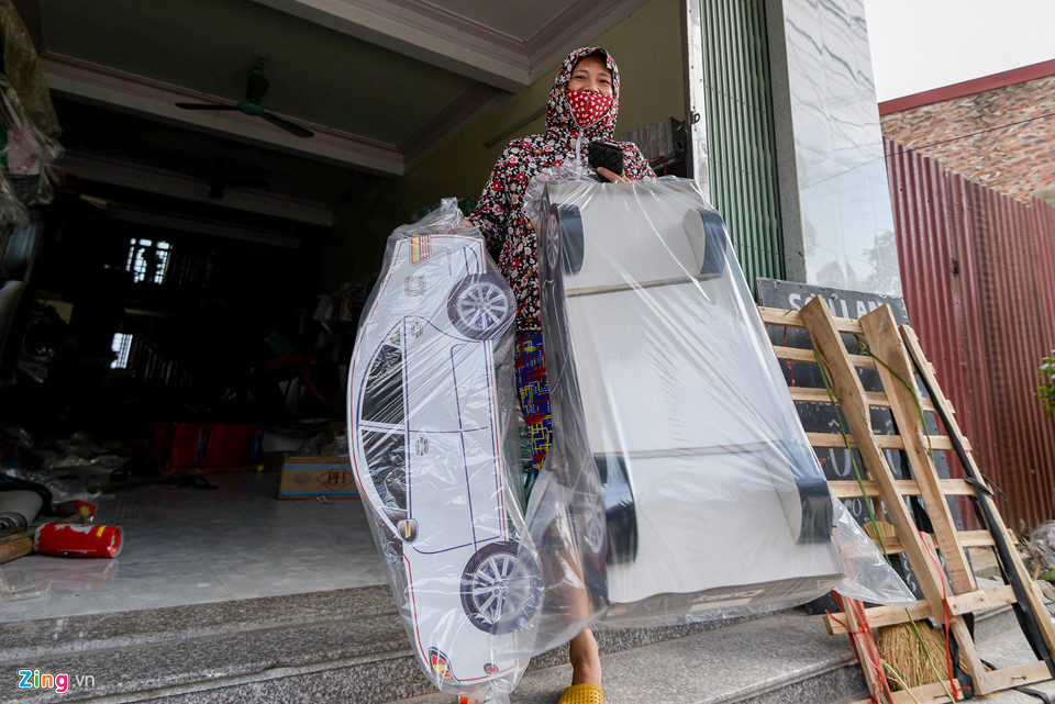"Mỗi năm chỉ có 1-2 lần đốt vàng mã cho các cụ nên tôi đều chuẩn bị tươm tất, ôtô, xe máy, nhà cửa có đủ cả", chị Ngọc xách 2 chiếc ôtô vừa mới mua được chia sẻ.