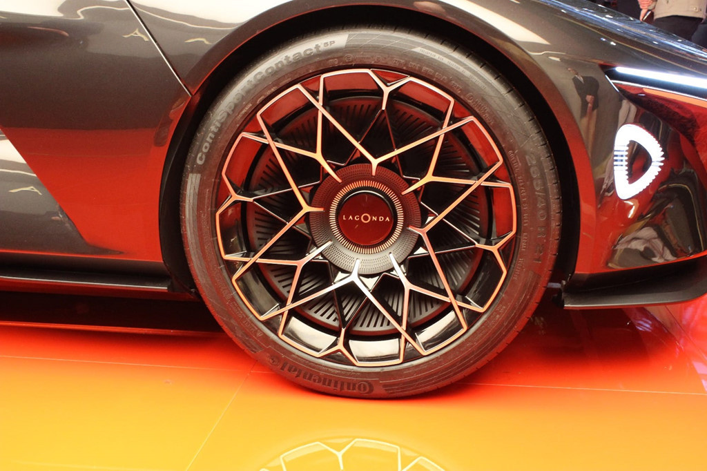 Hãng xe Aston Martin sẽ trang bị cho Lagonda Vision hệ động lực hoàn toàn bằng điện với công nghệ pin thể rắn với dung lượng siêu cao, với tầm hoạt động hơn 640 km cho mỗi lần sạc. Chiếc xe cũng hỗ trợ công nghệ sạc không dây mới nhất và hệ dẫn động 4 bánh thông minh.