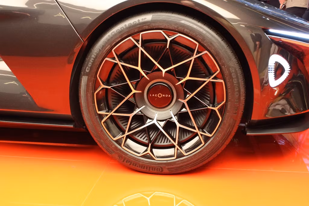 Hãng xe Aston Martin sẽ trang bị cho Lagonda Vision hệ động lực hoàn toàn bằng điện với công nghệ pin thể rắn với dung lượng siêu cao, với tầm hoạt động hơn 640 km cho mỗi lần sạc. Chiếc xe cũng hỗ trợ công nghệ sạc không dây mới nhất và hệ dẫn động 4 bánh thông minh.