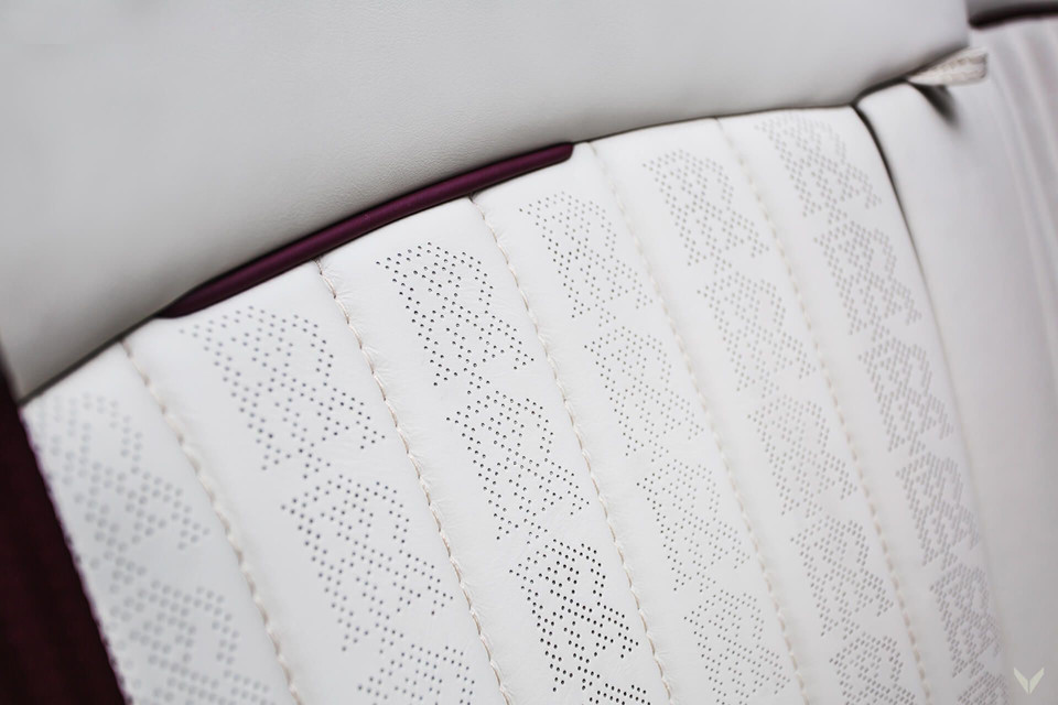 Ở bản nâng cấp này, khoang cabin của chiếc siêu xe sang Rolls-Royce Phantom hàng thửa trông phá cách hơn với việc sử dụng da bọc màu trắng ở nhiều bộ phận, mà vẫn giữ được vẻ lịch lãm ban đầu.