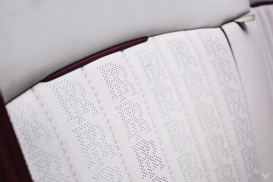 Ở bản nâng cấp này, khoang cabin của chiếc siêu xe sang Rolls-Royce Phantom hàng thửa trông phá cách hơn với việc sử dụng da bọc màu trắng ở nhiều bộ phận, mà vẫn giữ được vẻ lịch lãm ban đầu.