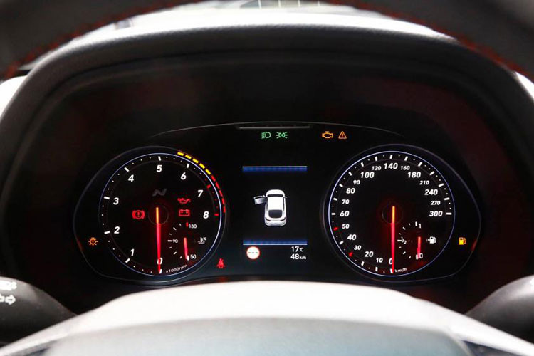 Trang bị an toàn của Hyundai i30 Fastback N 2019 mới được đánh giá cao, trong đó đáng chú ý là hệ thống phanh khẩn cấp tự động kích hoạt ở 3 cấp độ bằng việc sử dụng các cảm biến camera và hệ thống cảnh báo sự chú ý của tài xế nhằm phát hiện hiện tượng mất tập trung hoặc mệt mỏi của người cầm lái, từ đó ngăn ngừa tai nạn.